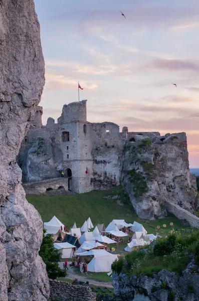 Ogrodzieniec Kalesi 'ndeki Slav ve Viking köyü. Akşam, gün batımından sonra. Kalenin altında çadır kuruldu. Çeşitli ürünlerin fuarı.