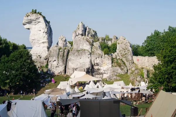 Kalenin altında çadır kuruldu. Çeşitli ürünlerin fuarı.