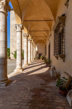 PIENZA - İtalya, SEPTEMBER 30, 2021: Palazzo Piccolomini, bir Rönesans sarayı Pienza, Val Dorcia - Toskana İtalya