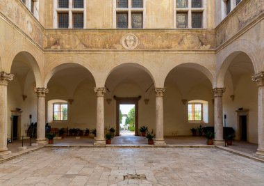 PIENZA - İtalya, SEPTEMBER 30, 2021: Palazzo Piccolomini, bir Rönesans sarayı Pienza, Val Dorcia - Toskana İtalya