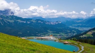 Speichersee rezervuarının ve Avusturya 'nın Ellmau kentindeki Wilder Kaiser dağ kütlesinin zamanlaması