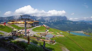 Ellmi 'nin Magic World çocuk parkı ve Avusturya' nın Ellmau kentindeki Wilder Kaiser dağ kitlesi