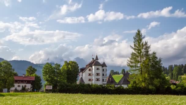 Zeitraffer Ansicht Der Burg Münichau Mit Dem Gebirgsmassiv Wilder Kaiser — Stockvideo