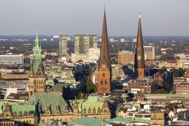 Belediye Binası, Aziz Peter Kilisesi ve Hamburg, Almanya 'daki St. James Kilisesi.