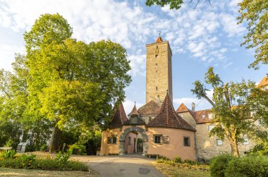 Almanya 'nın tarihi Rothenburg ob der Tauber kasabasındaki kale kapısı.