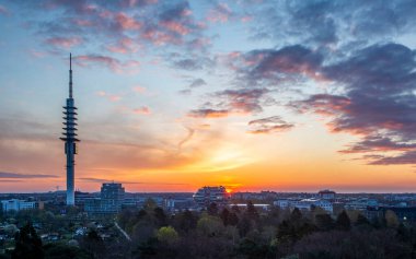 Almanya 'nın Hanover kentindeki en yüksek bina olan Telemax' ın gündoğumu hava manzarası
