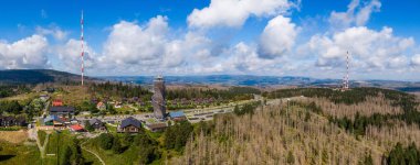 Harzturm 'un hava manzarası, Harz Dağları' ndaki Torfhaus gözlem kulesi, Aşağı Saksonya, Almanya