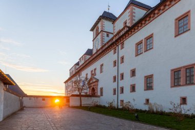 Almanya 'nın Ore Dağları' nın kuzey kıyısındaki Augustusburg Av Locası 'nın günbatımı manzarası