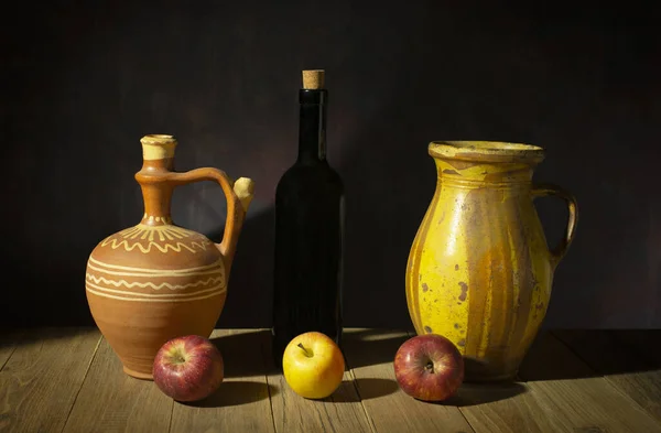 Nature Morte Avec Des Pommes Des Vases Céramique Sur Table Photos De Stock Libres De Droits