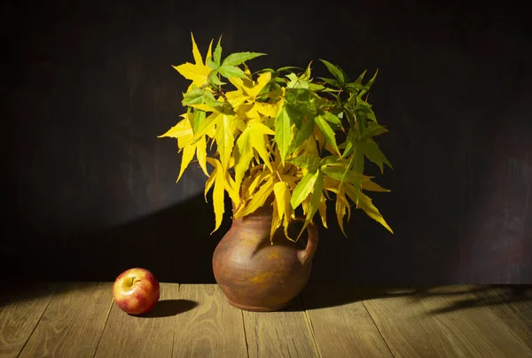 Nature Morte Avec Vase Céramique Une Pomme Sur Table Images De Stock Libres De Droits