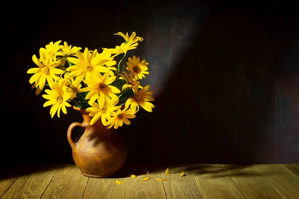 テーブルの上の陶磁器の花および花とのまだ生命 ロイヤリティフリーのストック写真
