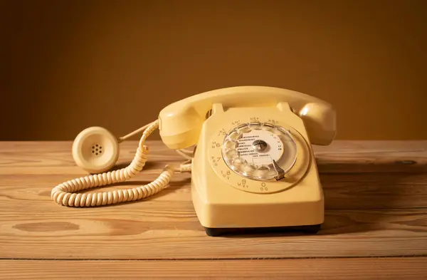 Vecchio Telefono Fisso Come Decorazione Nella Stanza Tavolo Legno Fotografia Stock