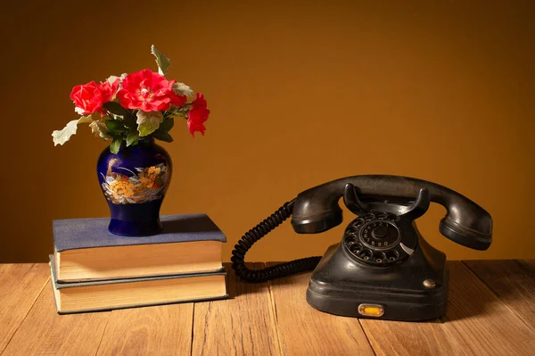 Stilleven Met Een Oude Vaste Telefoon Als Decoratie Kamer Bloemen Stockfoto