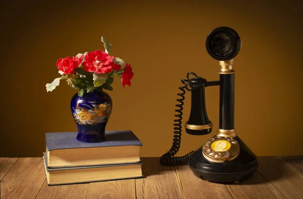 Stilleven Met Een Oude Vaste Telefoon Als Decoratie Kamer Bloemen Rechtenvrije Stockafbeeldingen