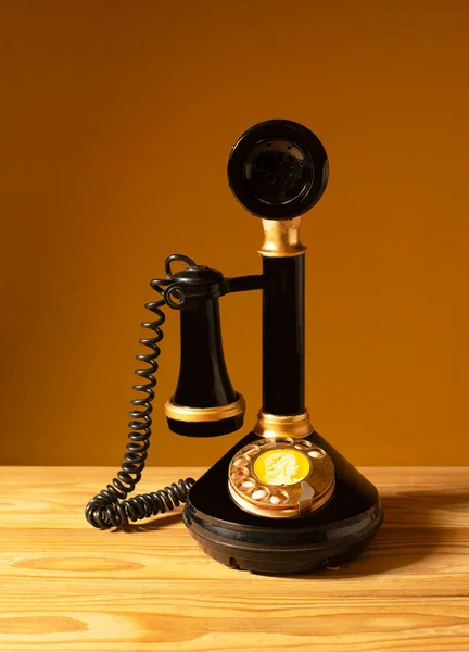 Vieux Téléphone Comme Décoration Dans Chambre Sur Une Table Bois Photos De Stock Libres De Droits