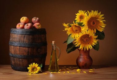 Durgun bir hayat, seramik bir vazoda bir ayçiçeği ve masanın üstünde bir kitap.