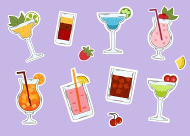 Çeşitli bardaklarda renkli köpüklü içecekler içeren kokteyl çizimleri, meyve, narenciye dilimleri, kiraz ve mor arka planda bulunan nane yapraklarıyla süslenmiş. Vektör