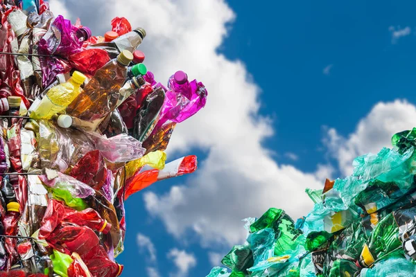 Пластикові Відходи Від Використаних Збитих Пет Пляшок Кольорових Мішках Фоні Стокове Зображення