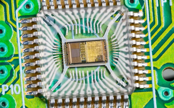 緑のPcb上のフォトダイオードアレイと金線で電子集積回路のダイの閉鎖 丸穴と金属ピンを備えたプラスチックパッケージの光コンピュータマウス画像センサ内のマイクロチップ — ストック写真