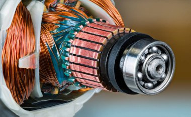 Elektrik DC motoru içindeki bilye, dönüştürücü, pervane ve statöre yakın çekim. Elektrik enerjisini mekanik hale getirmek için yeşil epoksi içeren bakır tel. Elektronik endüstrisi.