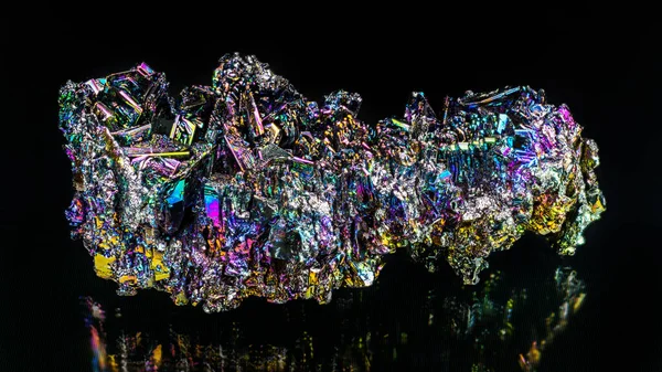 Krásné Barevné Karbid Křemíku Minerální Krystaly Odrazem Černém Pozadí Syntetická — Stock fotografie