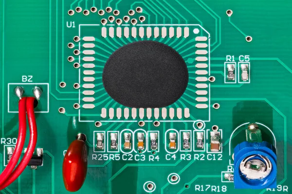 赤線と緑のテクスチャPcb上の集積回路の基板アセンブリ上のチップ エポキシドロップおよび電子部品に直接結合されたマイクロチップを電位計 抵抗またはコンデンサとして閉じます — ストック写真