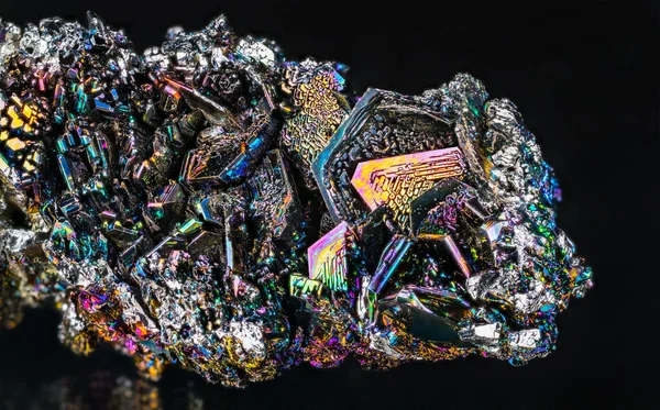 黑色背景上美丽的彩色碳化硅晶体的闭合 白垩纪合成石英砂的细节 可作为磨料 半导体或金刚石宝石的仿制品 稀土元素矿物 — 图库照片