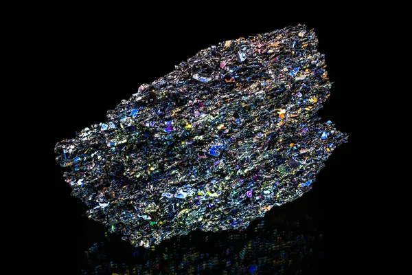 黑色背景上的有色碳化硼化合物 合成碳化硅作为研磨材料 半导体用于电子或金刚石宝石的仿制 稀土元素 天然矿物 — 图库照片