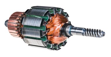 Beyaz arka planda izole edilmiş elektrikli DC motor rotoru. Çelik solucan dişli şaft, dönüştürücü bakır segmentler ve bobin teli sarma veya elektrik makinesinin hareket halindeki metal transformatör levhaları.