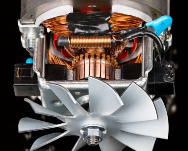 İçerideki elektrikli DC motoruna yakın çekim ve metal vanalar çelik şaftta. Pervane bakır değiştirici ve durağan tel sarma, karbon fırçalar ve boğma veya kondansatör siyah arka planda elektrik motoru.