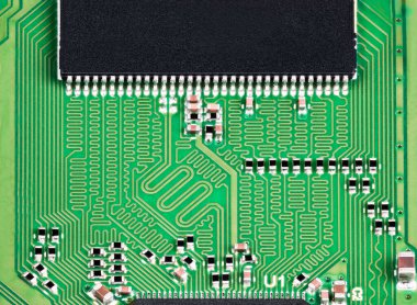 Elektronik bileşen yüzey montajlı yüksek hızlı baskılı bir devre kartı. Farklı yılan çizgileri uzunluğuna sahip yeşil PCB zaman gecikmesi sinyallerini verir ve siyah bir mikro çip üzerinde uzayı kopyalar.