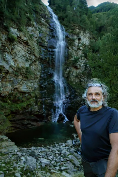 Homem Sob Cachoeira Froda Suíça — Fotografia de Stock