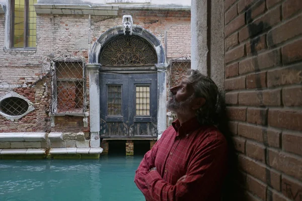 Европейский Человек Маленьком Канале Выходящем Венецию Италия — стоковое фото