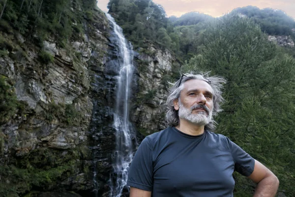 Человек Водопадом Фрода Сононьо Швейцария — стоковое фото
