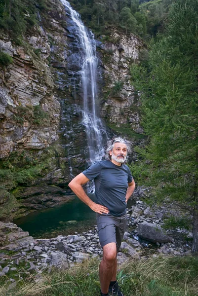 Hombre Bajo Cascada Froda Sonogno Suiza —  Fotos de Stock