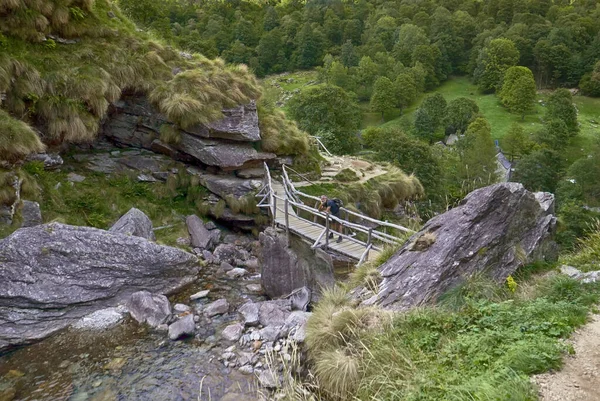Мужчина Деревянном Мосту Сононьо Швейцария — стоковое фото