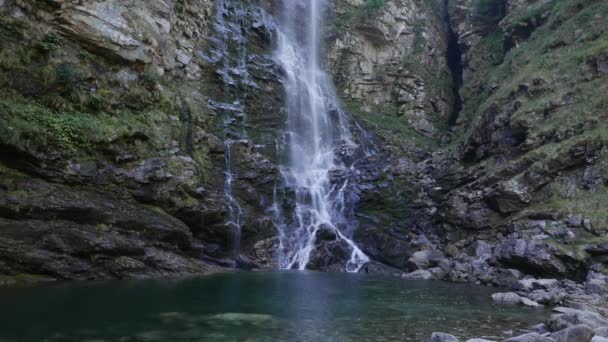 Cascada Froda Sonogno Suiza — Vídeo de stock
