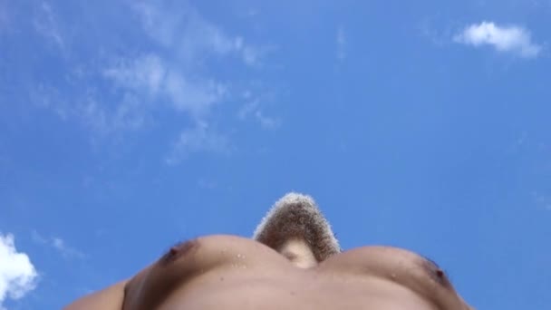 Мужчина Средних Лет Рубашки Вид Снизу Голубое Небо — стоковое видео