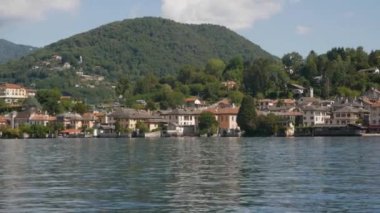 San Giulio Adası, Orta Göl, İtalya 'dan manzaralı.