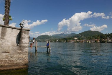 San Giulio Adası Orta Gölü, İtalya 'daki bir rıhtımdaki insanlar.