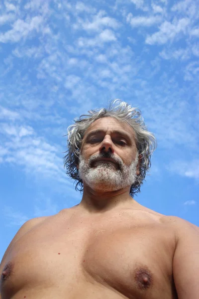 Muž Středního Věku Bez Košile Pohled Zdola — Stock fotografie