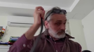 Sağır kavramı, beyaz adam ve klasik işitme cihazı.