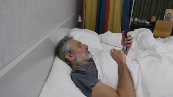 Pensive Μεσήλικας Άνθρωπος Ξυπνήσει Στο Κρεβάτι Σκέψης — Αρχείο Βίντεο
