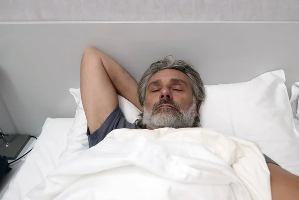 Kaukasischer Mann Mittleren Alters Schläft Bett — Stockfoto