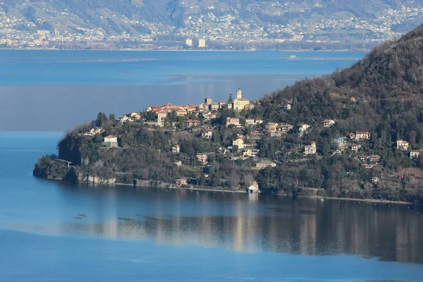 意大利皮埃蒙特Maggiore湖的Cannobio概览 背景中的伦巴第海岸和雷诺镇 — 图库照片