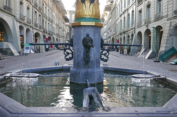 スイス ベルン州クラムガス通りにある絵のような古代の噴水 — ストック写真