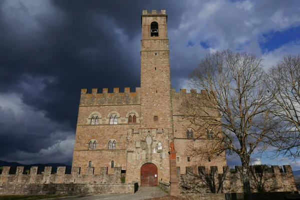 Schloss Poppi Ein Mittelalterliches Schloss Poppi Toskana Italien lizenzfreie Stockfotos