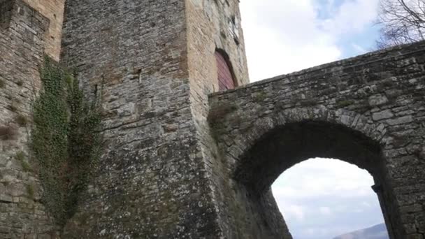Pessoa Irreconhecível Sob Castelo Poppi Marco Medieval Poppi Toscana Itália — Vídeo de Stock