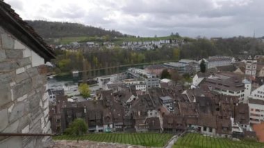 Munot 'un ünlü simgesi ve İsviçre' nin Schaffhausen kenti üzerinde geziniyor.