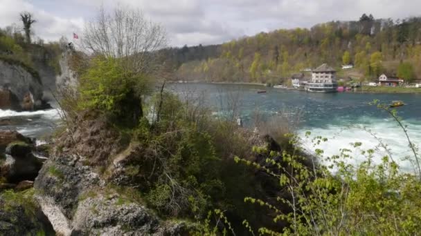 ライン川沿いのシュロス ラウフェン ラインフォール スイス — ストック動画